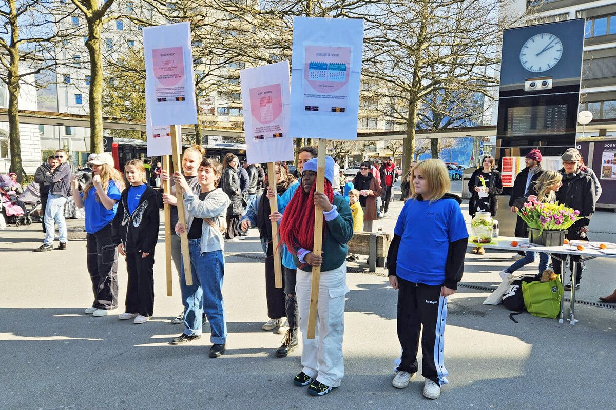 Auch mit Plakaten machten der Mädchen*treff und die mobile Jugendarbeit der OJAD auf ihre Anliegen aufmerksam.