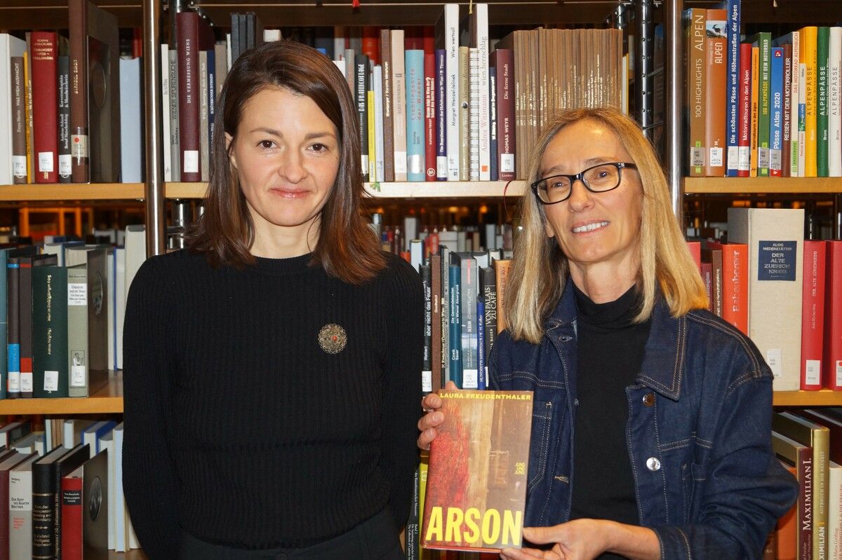 Autorin Laura Freudenthaler und Moderatorin Ingrid Fürhapter vom F.-M.-Felder-Archiv.