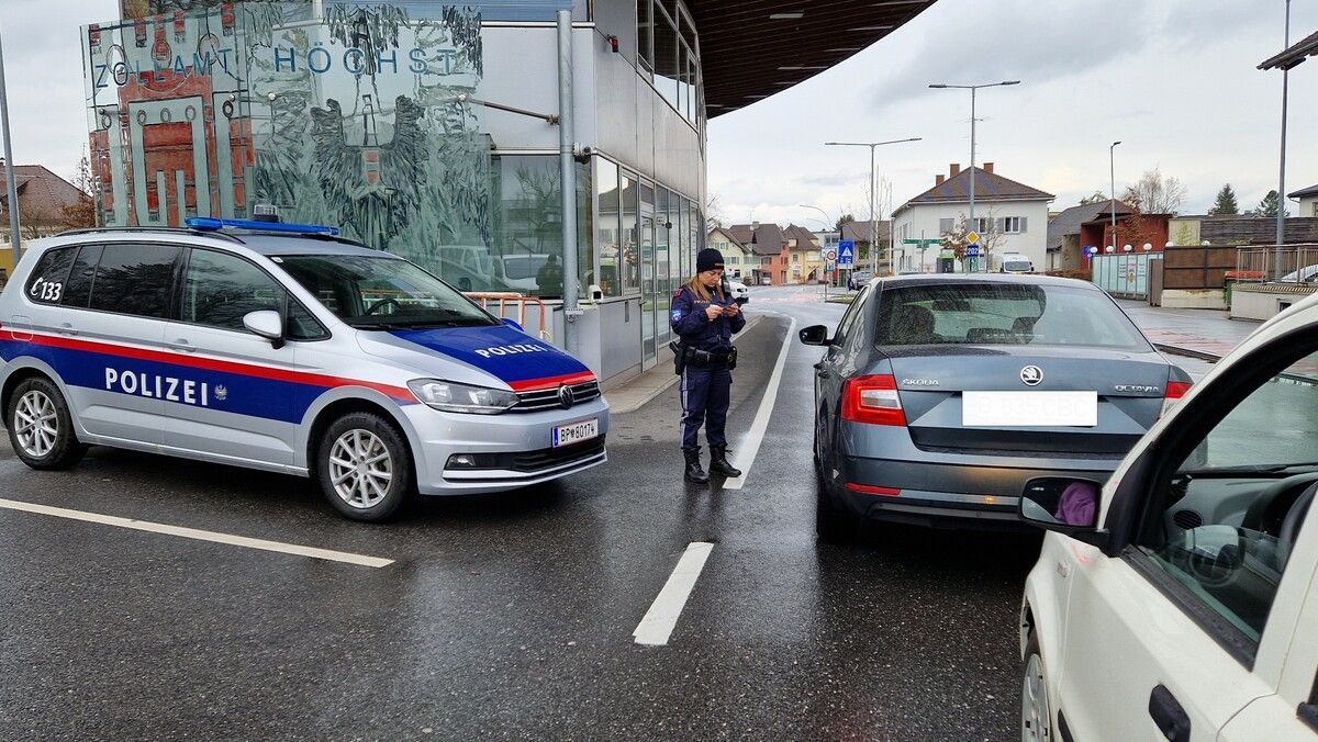 Beamtin der Fremdenpolizei am Grenzübergang Höchst im Einsatz. polizei