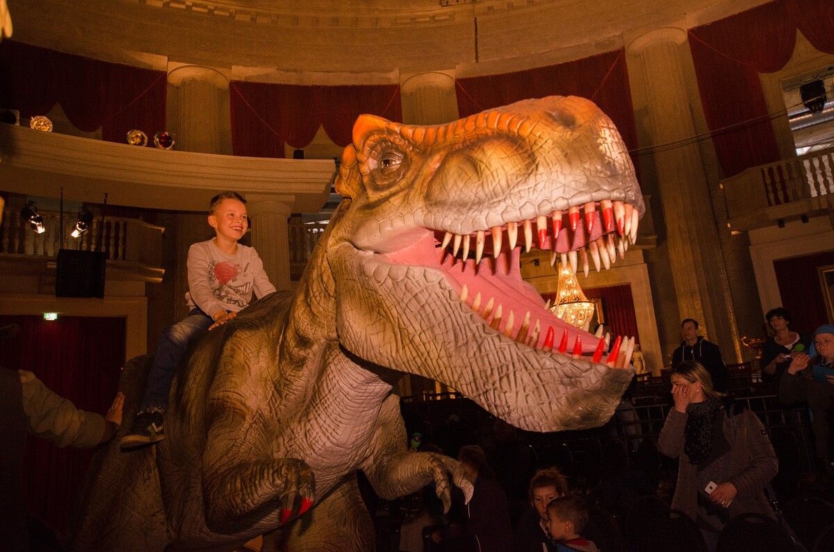 Bei der Dino-Show im Harder Spannrahmen werden die Urzeit-Giganten mit Hightech zum Leben erweckt.
              
              Veranstalter