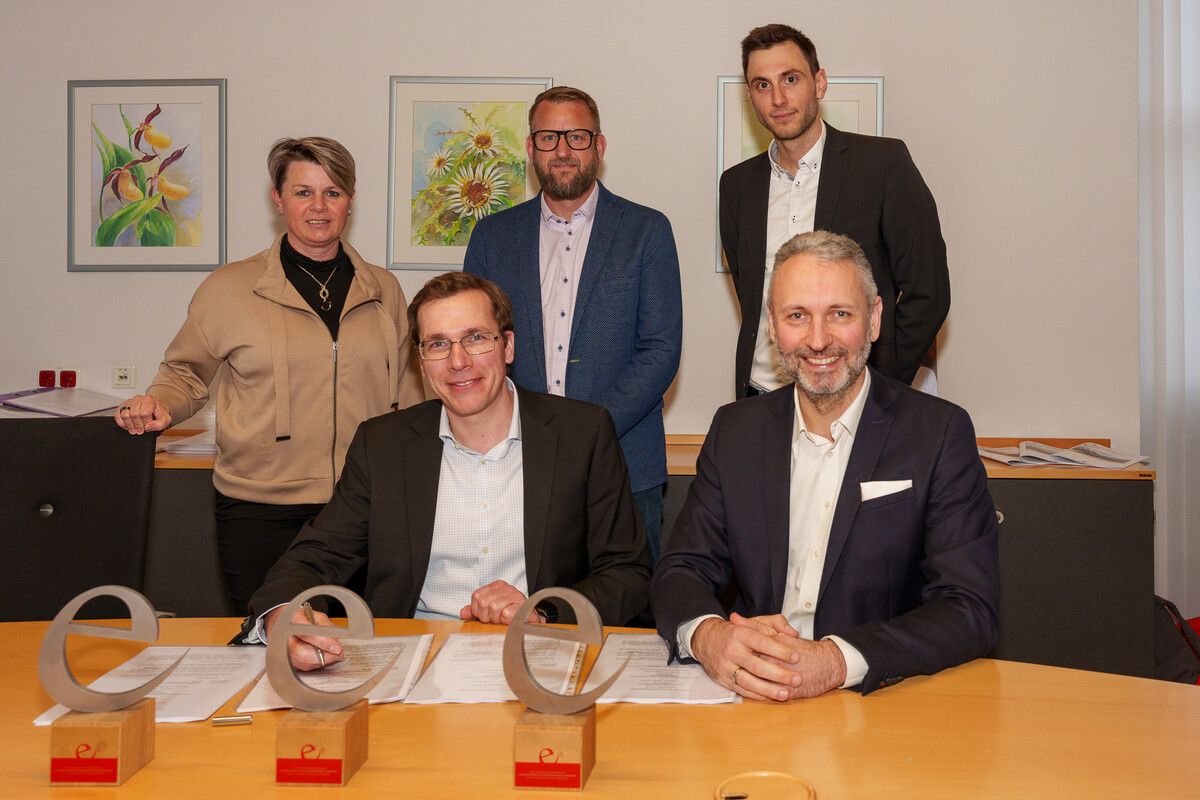Bei der Vertragsunterzeichnung (v. l.): Vizebürgermeisterin Ina Bezlanovits, Markus Rainer (WE-Form), Gregor Kiem-Dibiasi (EQUANS), vorne Bürgermeister Florian Küng und Christoph Walla (naturwärme-montafon). STO
