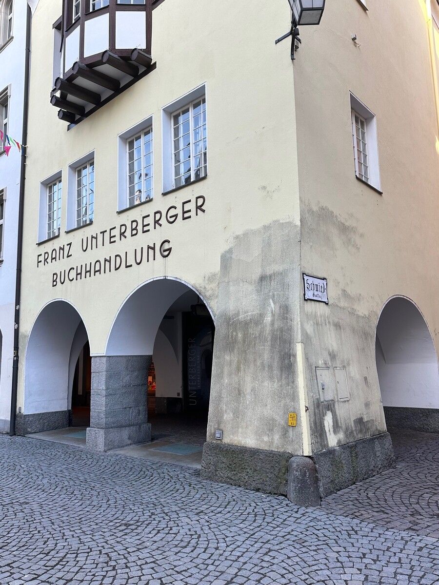 Bis um die Jahrtausendwende war eine Buchhandlung in dem Gebäude. Bald öffnet das Lokal wieder. VN/MIH, Hartinger