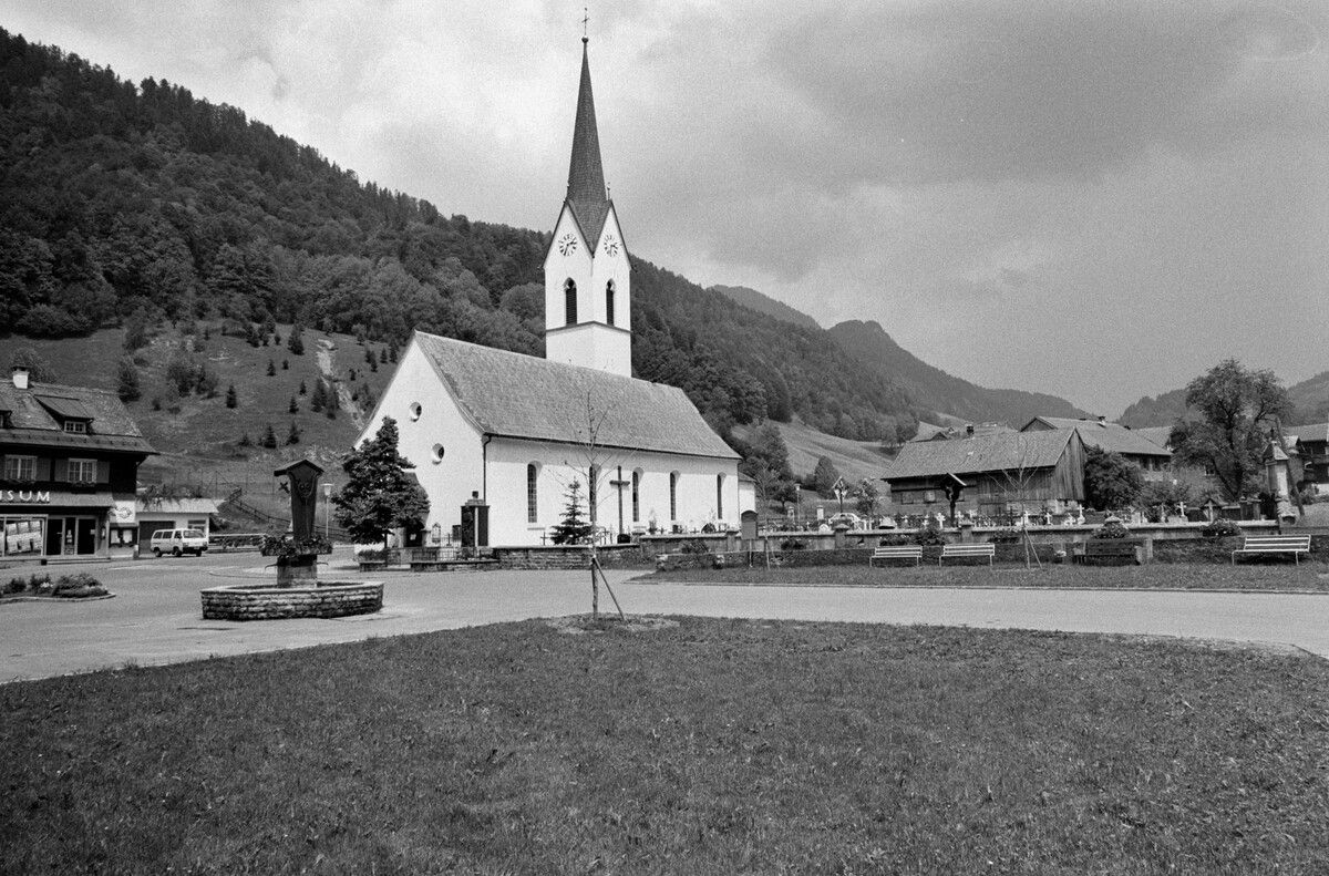 Bizau wurde 1684 eigene Pfarre. Im Bild das Gotteshaus, Anfang der 1970er-Jahre. VN/Zündel