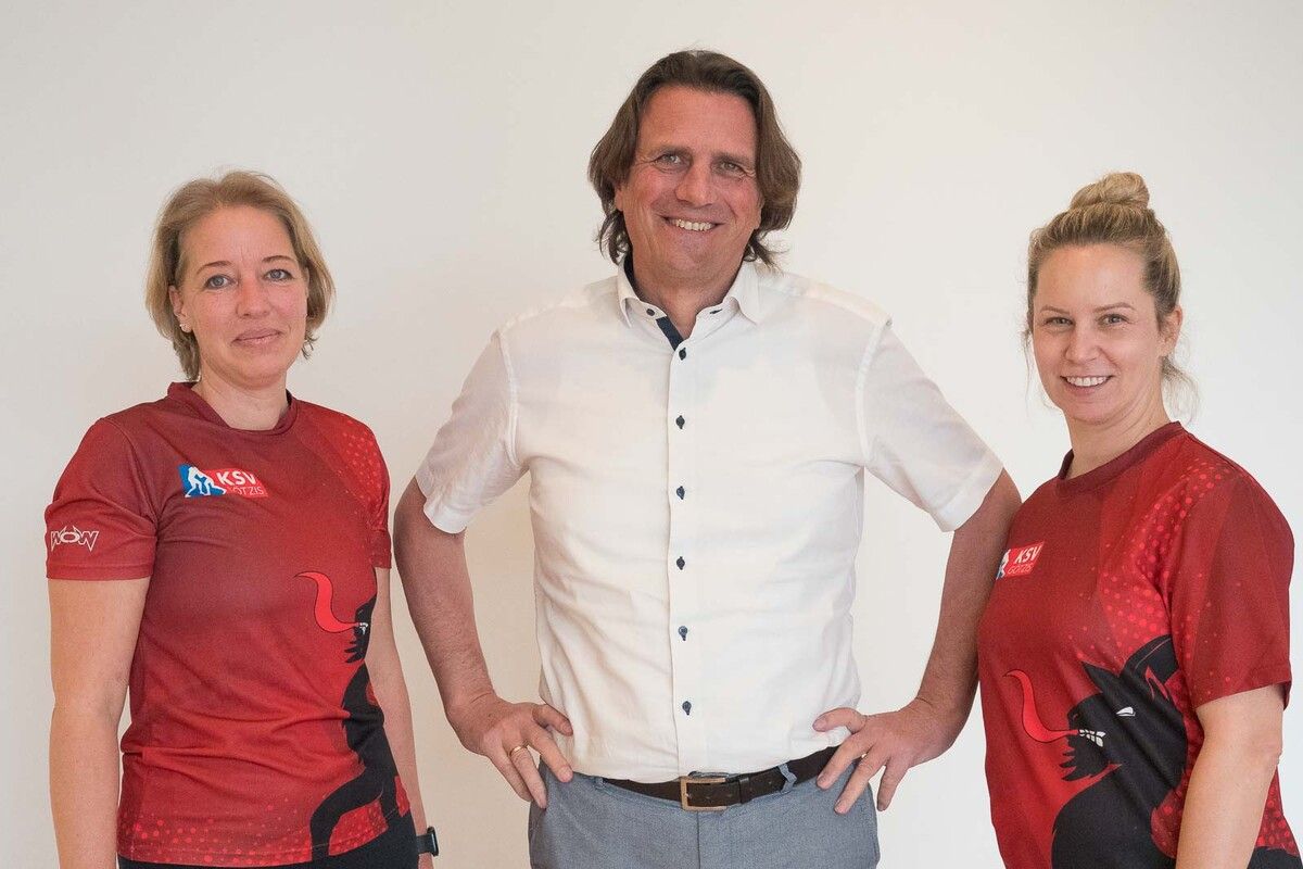 Bürgermeister Gerd Hölzl flankiert von Cornelia Demirel und Nadja Wehinger.