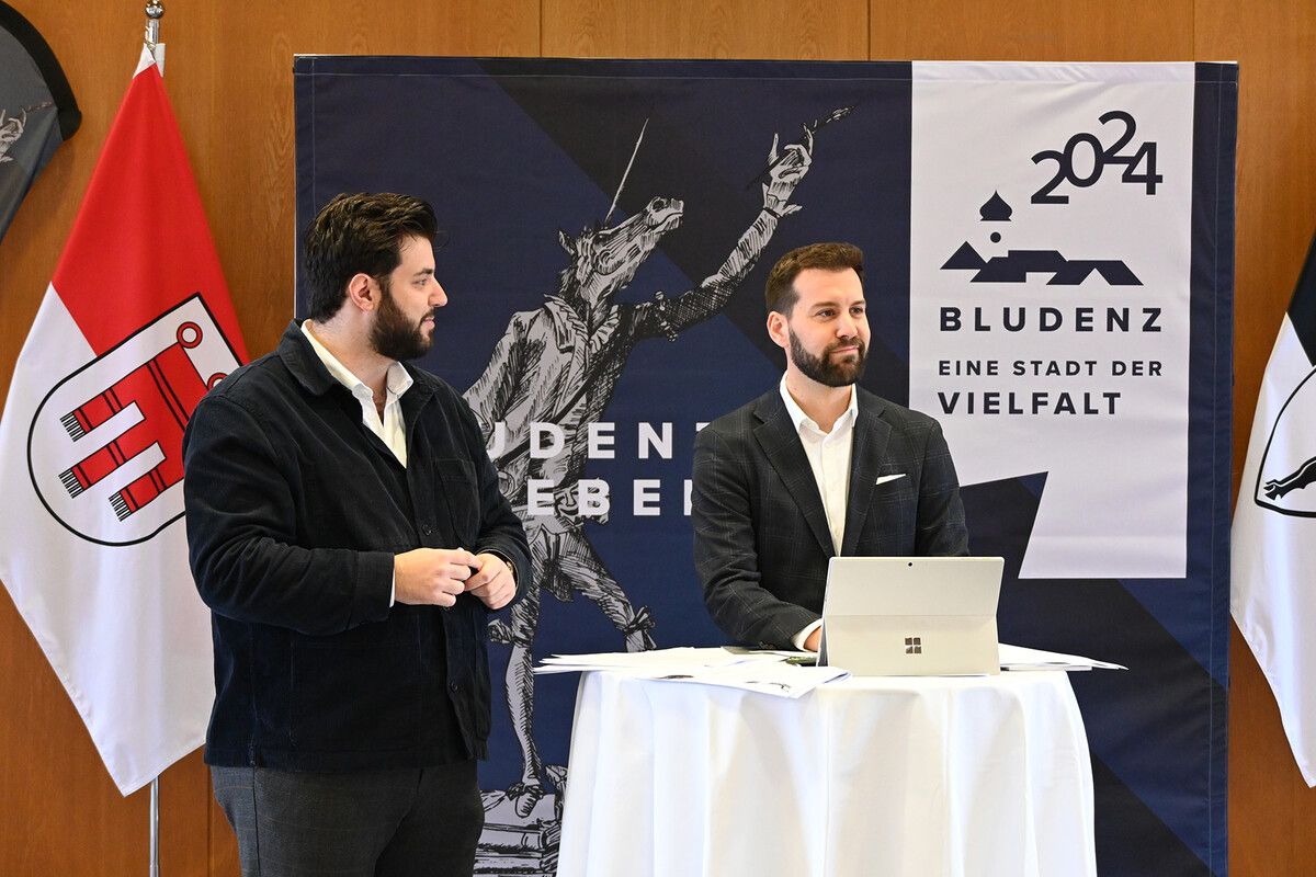 Bürgermeister Simon Tschann (r.) und Kulturstadtrat Cenk Dogan stellten das Programm für das kommende Jahr vor. stadt bludenz