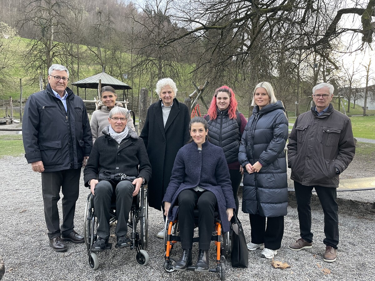 Bürgermeister Wolfgang Matt (ÖVP), Gertrud Pescoller Tiefenthaler (ÖVP), Maria Bauer-Debois (Die Grünen), Sophia Berkmann (SPÖ), Stadträtin Julia Berchtold (ÖVP) und Jürgen Winkler (Die Grünen), vorne in den Rollstühlen Christoph Alton (WIR) und Stadträtin Natascha Soursos (Die Grünen). VN/LINHER (2)