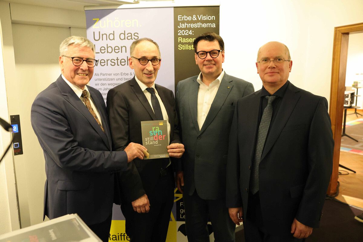 Bürgermeister Wolfgang Matt, Referent Thomas Fuchs, Sponsorenvertreter Stefan Vetter und Stadtbibliothekar Hans Gruber.ame(4)
