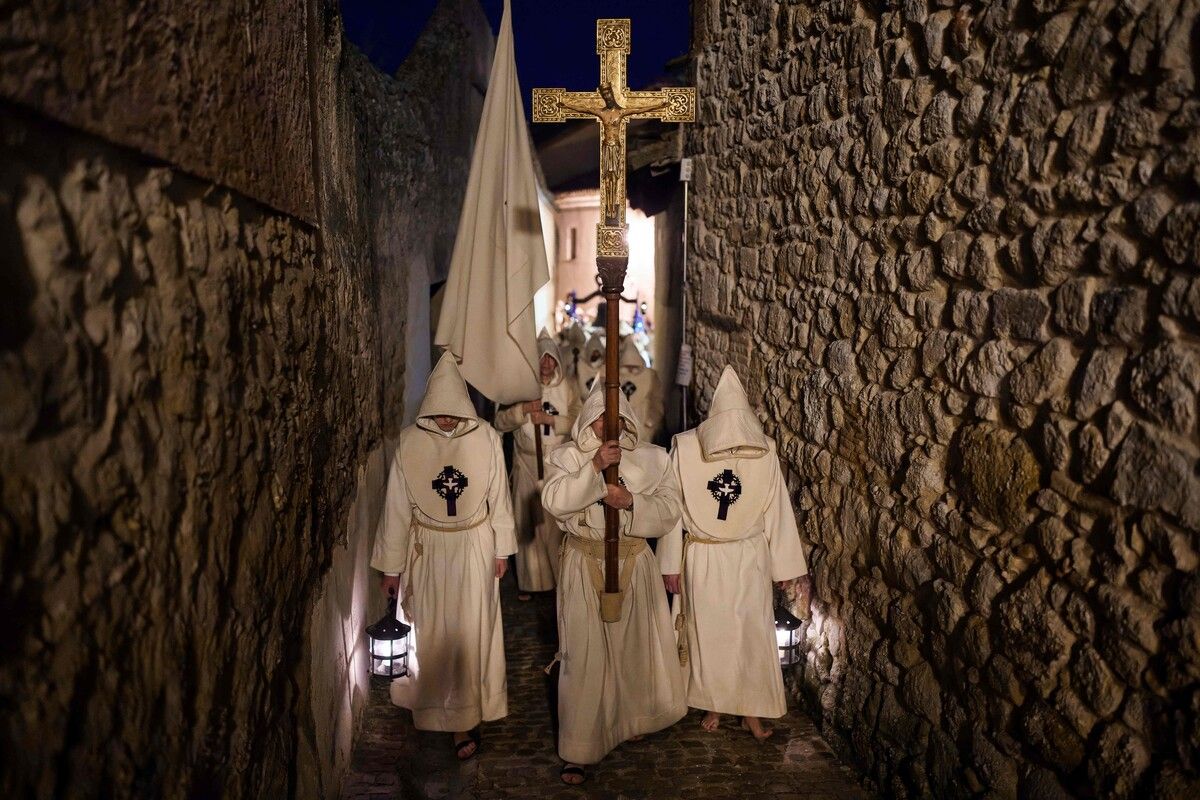Büßer der Bruderschaft „Hermandad del Santisimo Cristo de Espiritu Santo“ nehmen an der Prozession der Dolores in der nordwestlichen spanischen Stadt Zamora teil. AFP