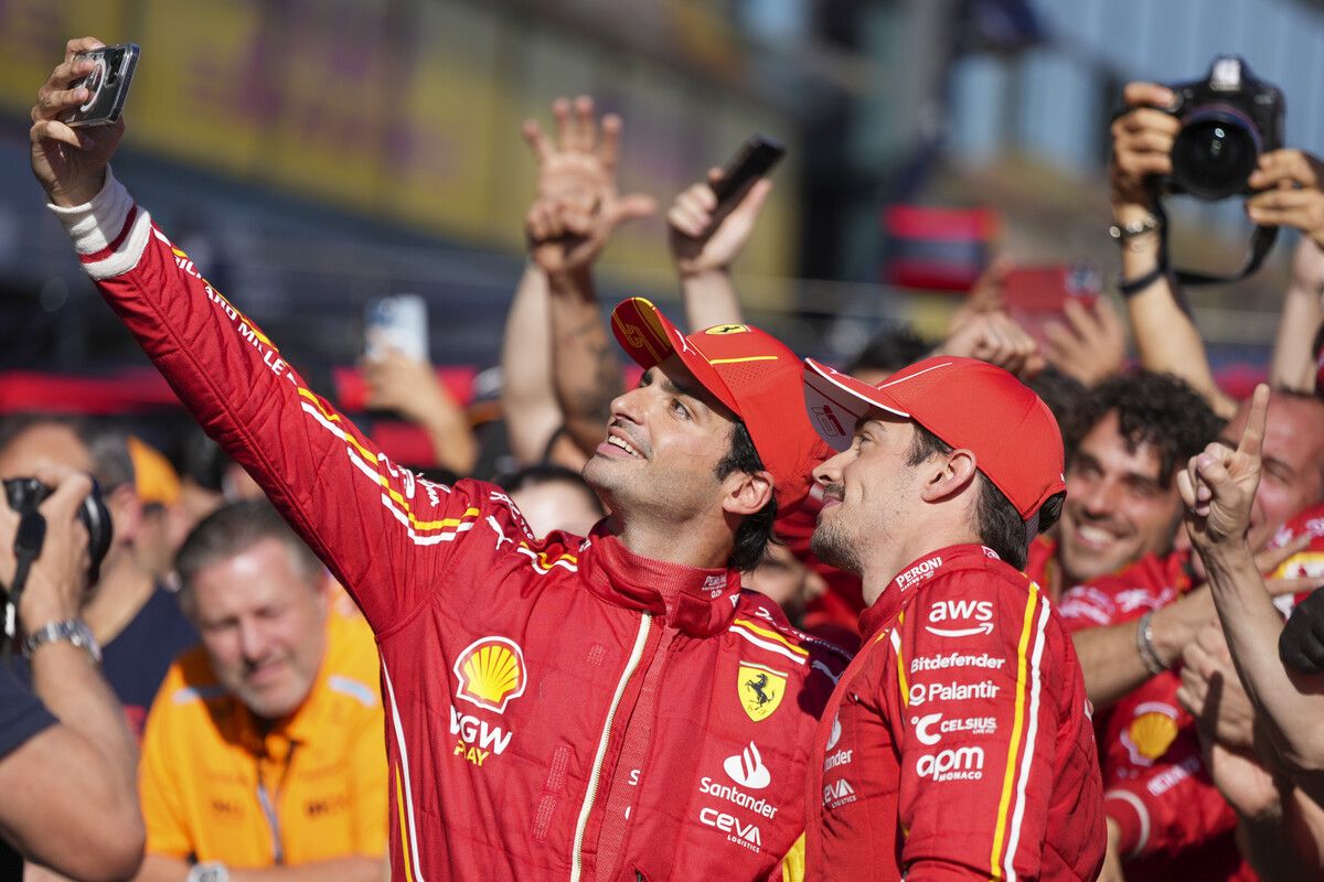 Carlos Sainz und Charles Leclerc machten ein Erinnerungsfoto nach dem ersten Ferrari-Doppelsieg seit Bahrain 2022.AP