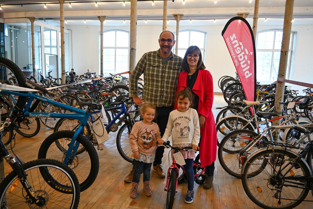 Christian Leidinger und Natascha Arzberger zeigten sich erfreut über die erfolgreiche Fahrradbörse.stadtmarketing bludenz