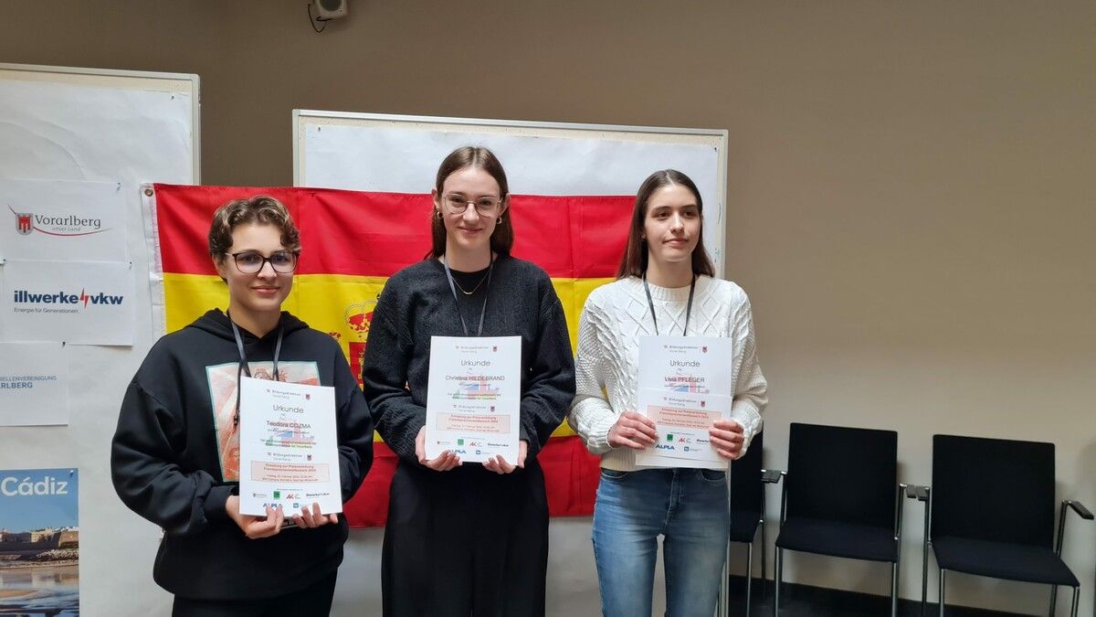 Christina Hildebrand (Mitte) überzeugte die Jury beim Spanisch-Fremdsprachenwettbewerb. BG Lustenau