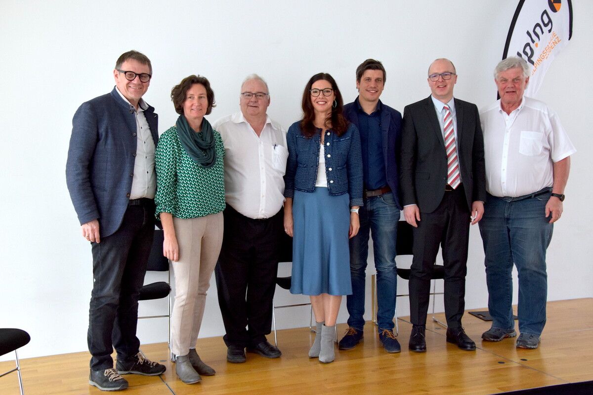 Christoph Thoma (Moderator), Martina Brandstetter, Bertram Bolter (Kolping), Vizebürgermeisterin Andrea Mallitsch, Manuel Feuerstein (Holzbau), Gerd Wegeler (illwerke vkw) und Mandi Katzenmayer. SCO