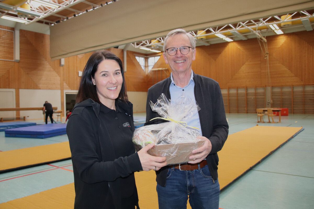 Claudia Laritz bedankt sich bei Alfred Köb für die EDV-basierte Auswertung.