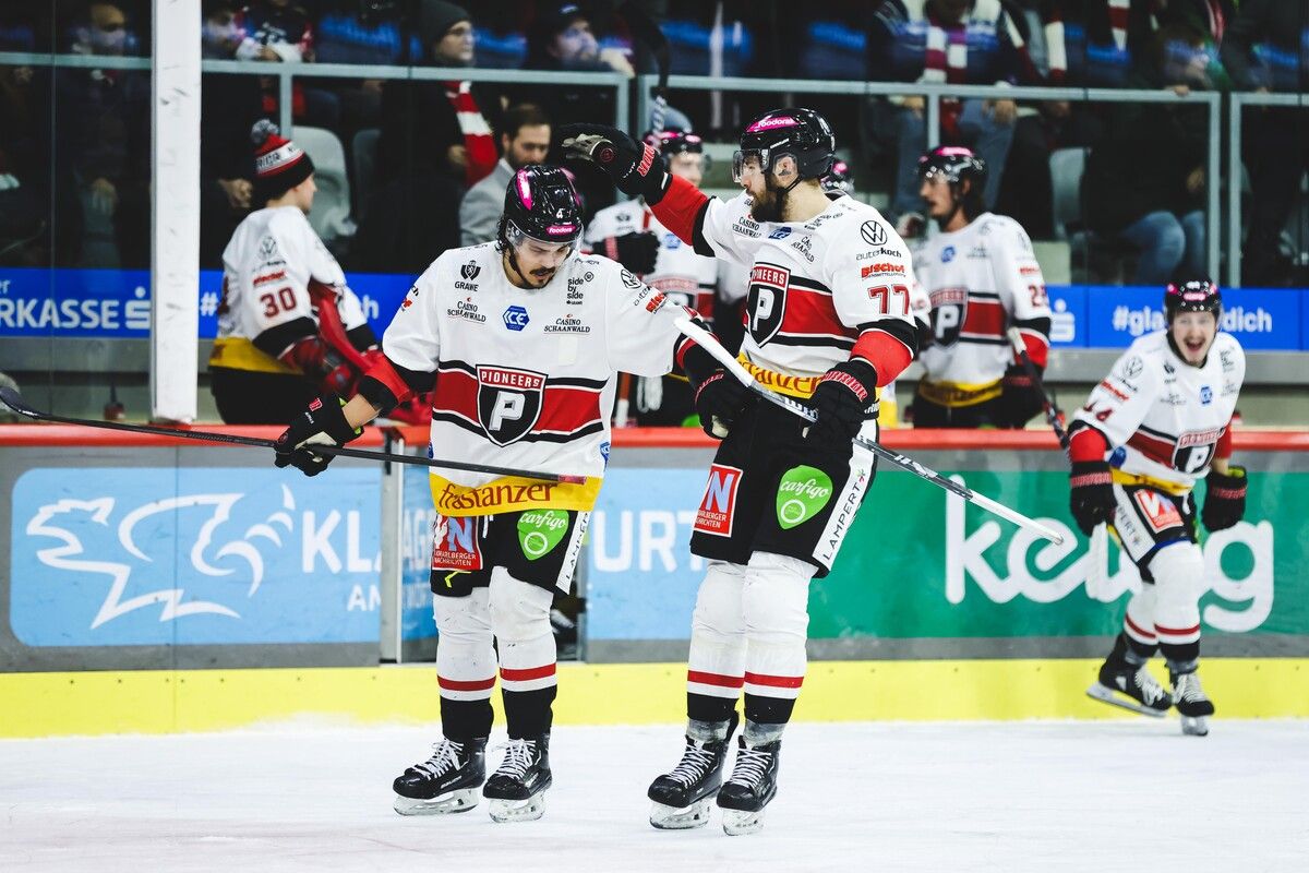 Clayton Kirichenko und Ivan Korecky beglückwünschten sich nach dem Pioneers-Erfolg.Gepa