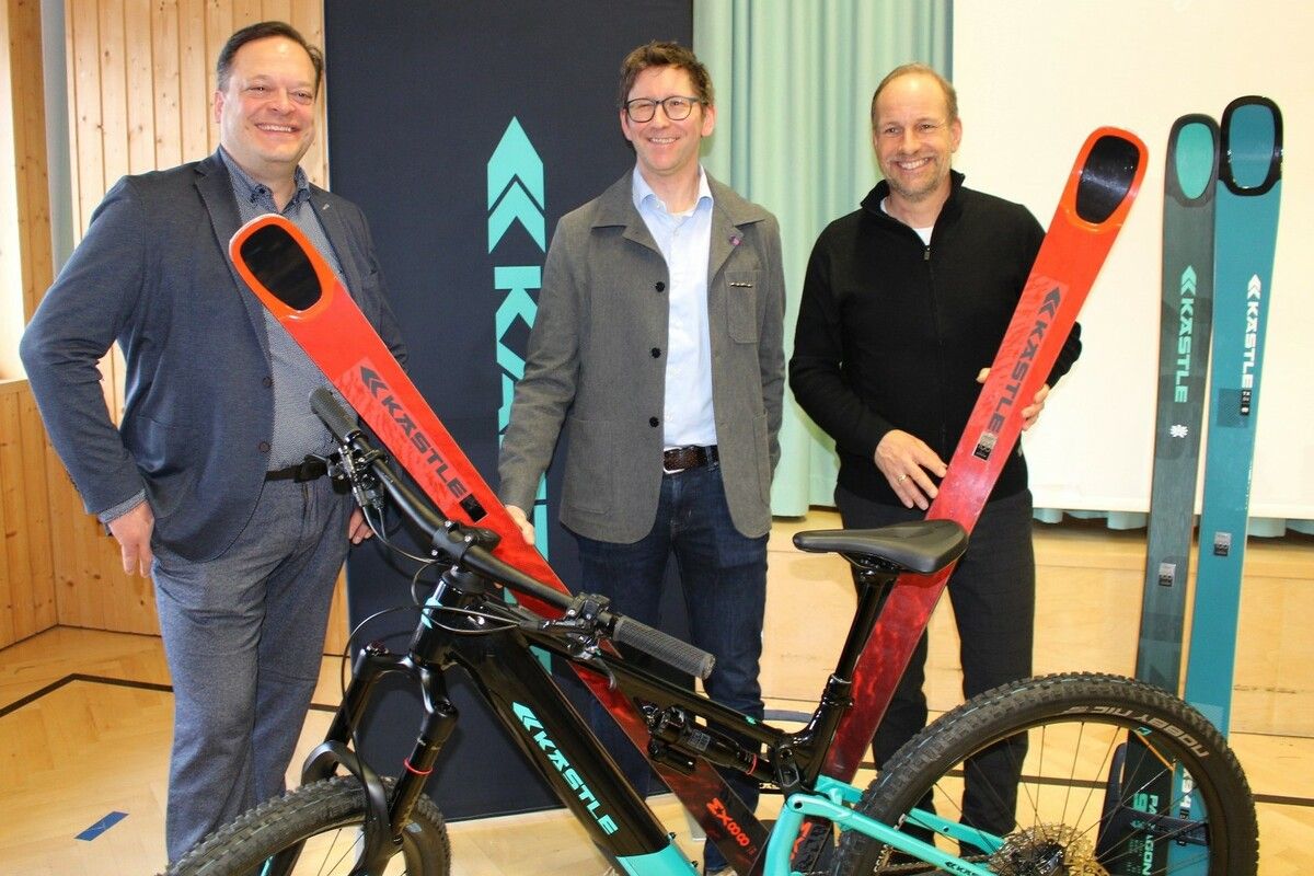 Clemens Tinzl erläutert dem Damülser „Museums-Bürgermeister“ Stefan Bischof (l.) und dem Kästle-Standort-Gemeindechef Dieter Egger (r.) aus Hohenems, dass Kästle auch exklusive Bikes produziert.stp (3)