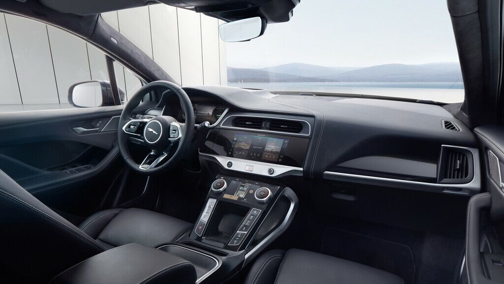 Cockpit: nach typischer Jaguar-Art eingerichtet, klar und übersichtlich.