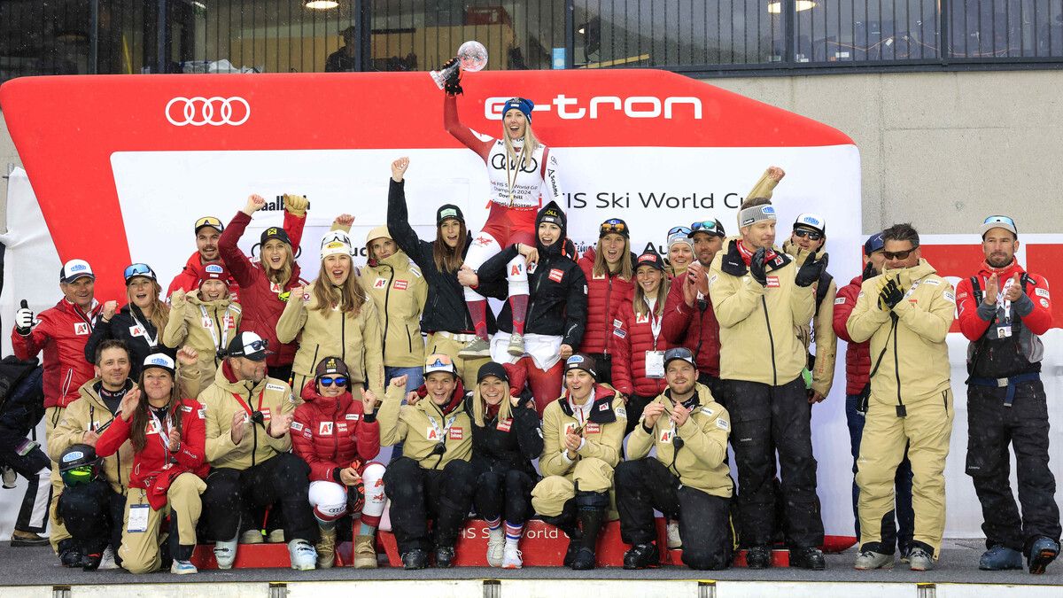 Cornelia Hütter wurde nach ihrem Triumph in Saalbach und dem Gewinn der kleinen Kristallkugel gebührend vom gesamten Damenteam gefeiert.apa