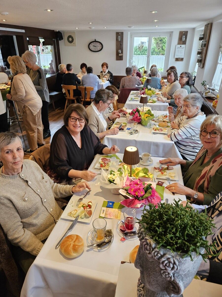 Damen von 50Plus Hard genossen ein köstliches Frühstück am Weltfrauentag.50Plus Hard