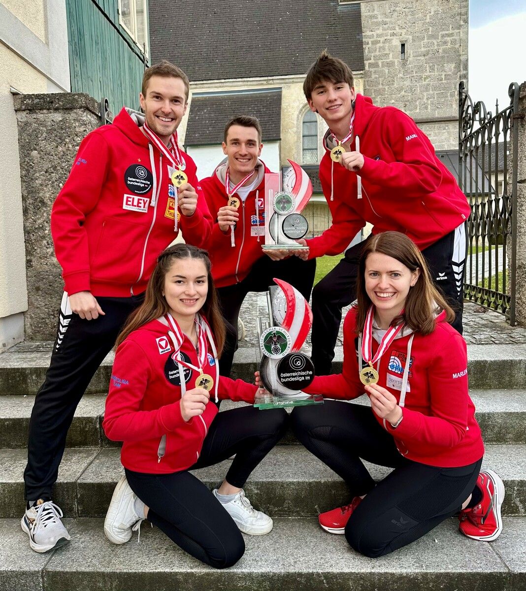 Das Meisterteam des USG Altach in der Luftgewehr-Bundesliga (v. l.): Sheileen Waibel, Marlene Pribitzer (vorne), Thomas Mathis, Patrick Diem und Kiano Waibel (hinten).VSB