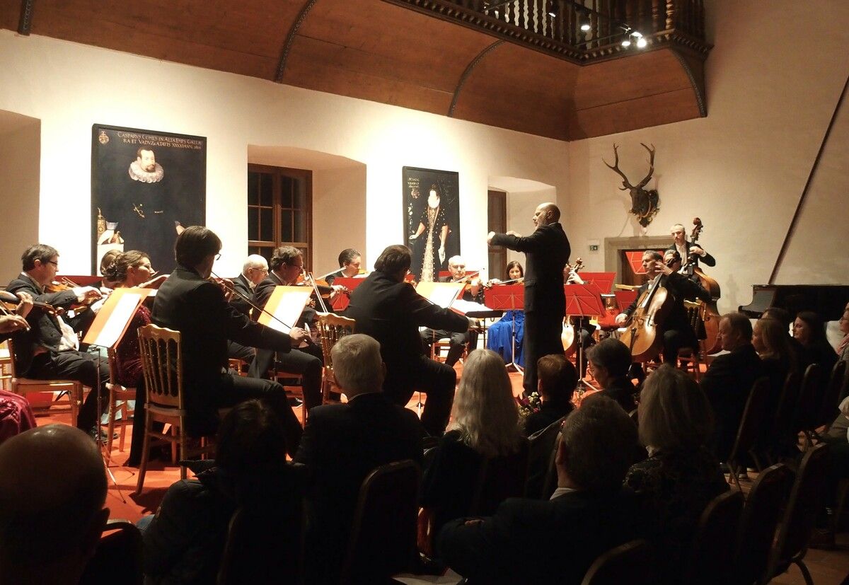 Das Orchester mit dem italienischen Dirigenten Francesco di Mauro. ju