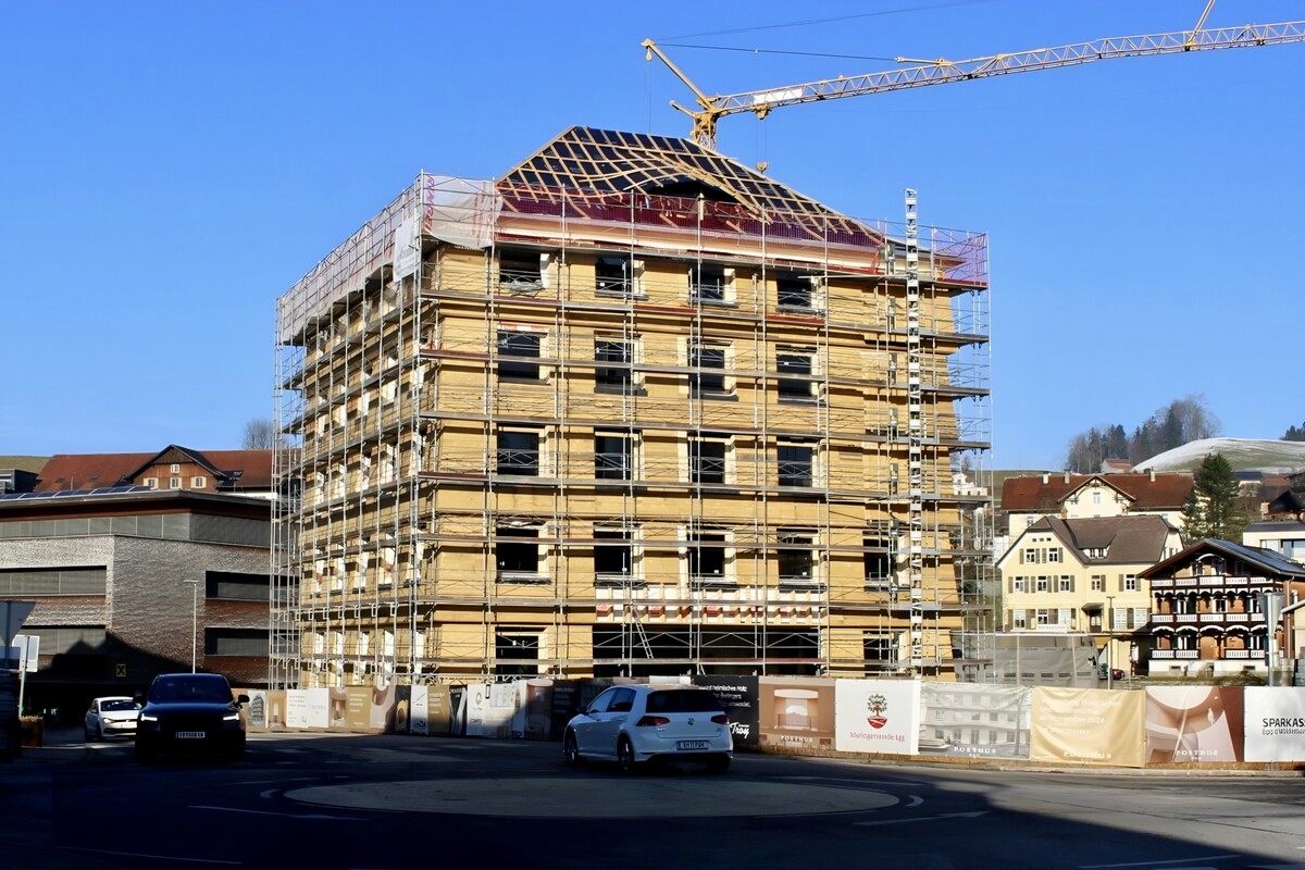 Das Posthus wird das neue Wahrzeichen der Gemeinde Egg. Nicht allen gefällt die „überragende Dimension“ des Objekts. STP (3)