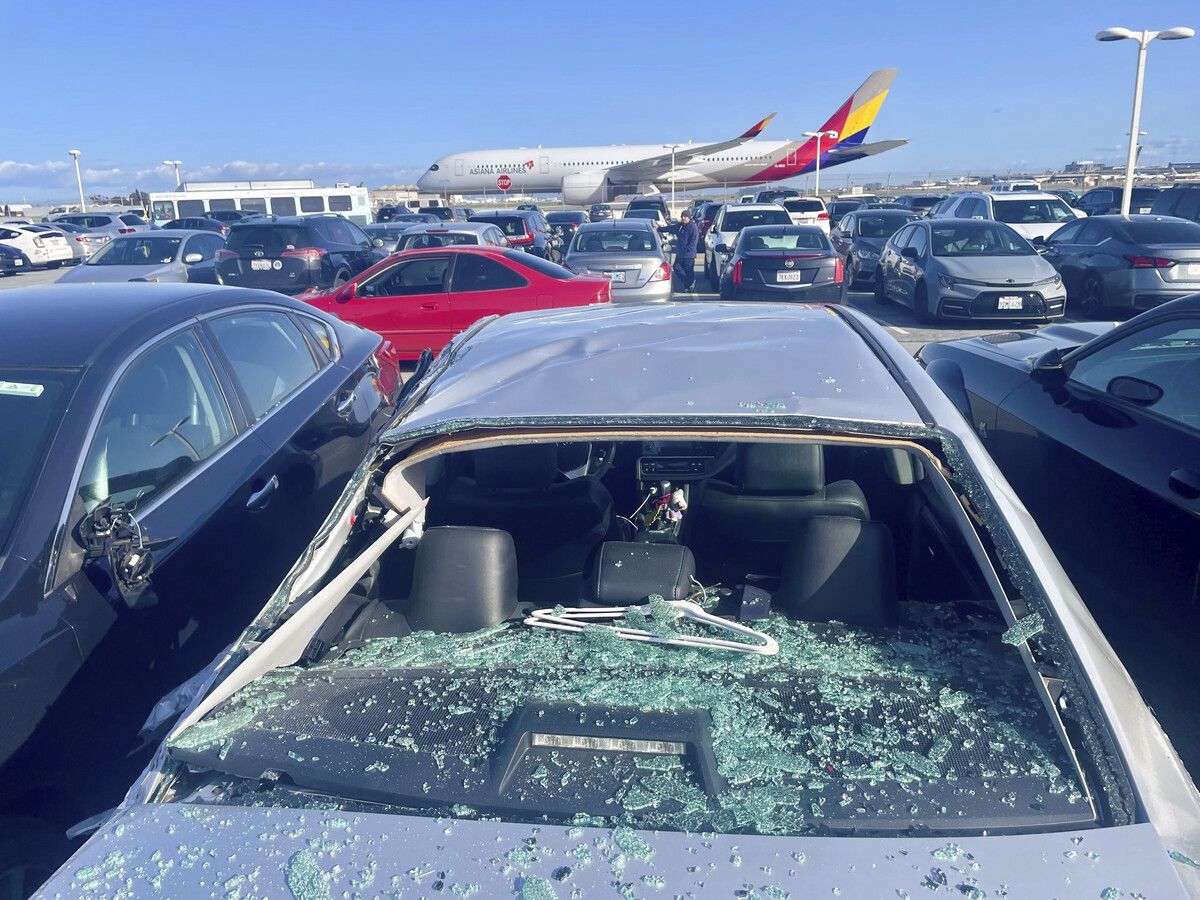 Das Rad beschädigte mehrere Autos auf einem Parkplatz neben dem Flughafen. AP