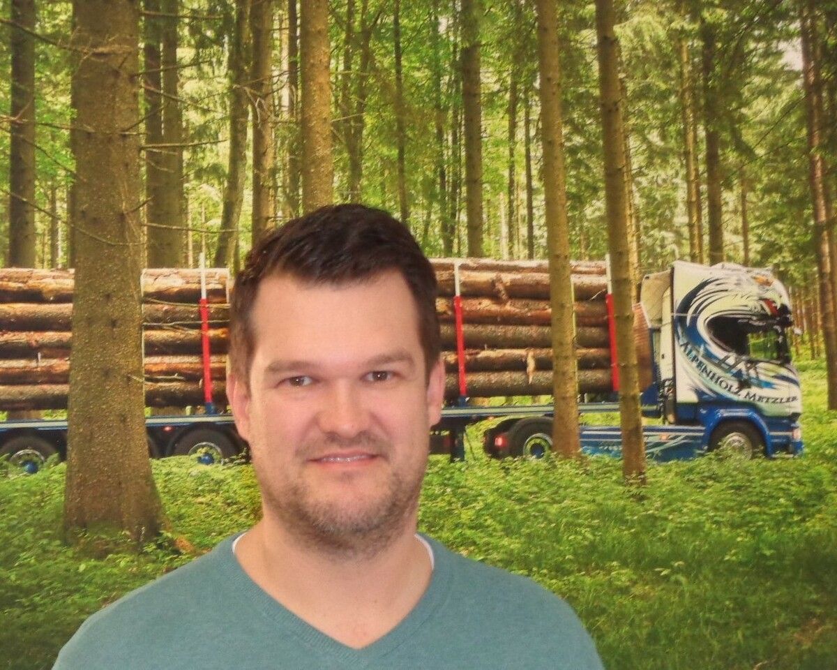 Das riesige Poster im Wolfurter Büro von Johannes Metzler ist Programm: Holz holt er auf möglichst kurzen Wegen aus der Region, verwertet den Rohstoff zu 100 Prozent und hilft so mit, durch Hackschnitzel Unmengen von Heizöl einzusparen. STP