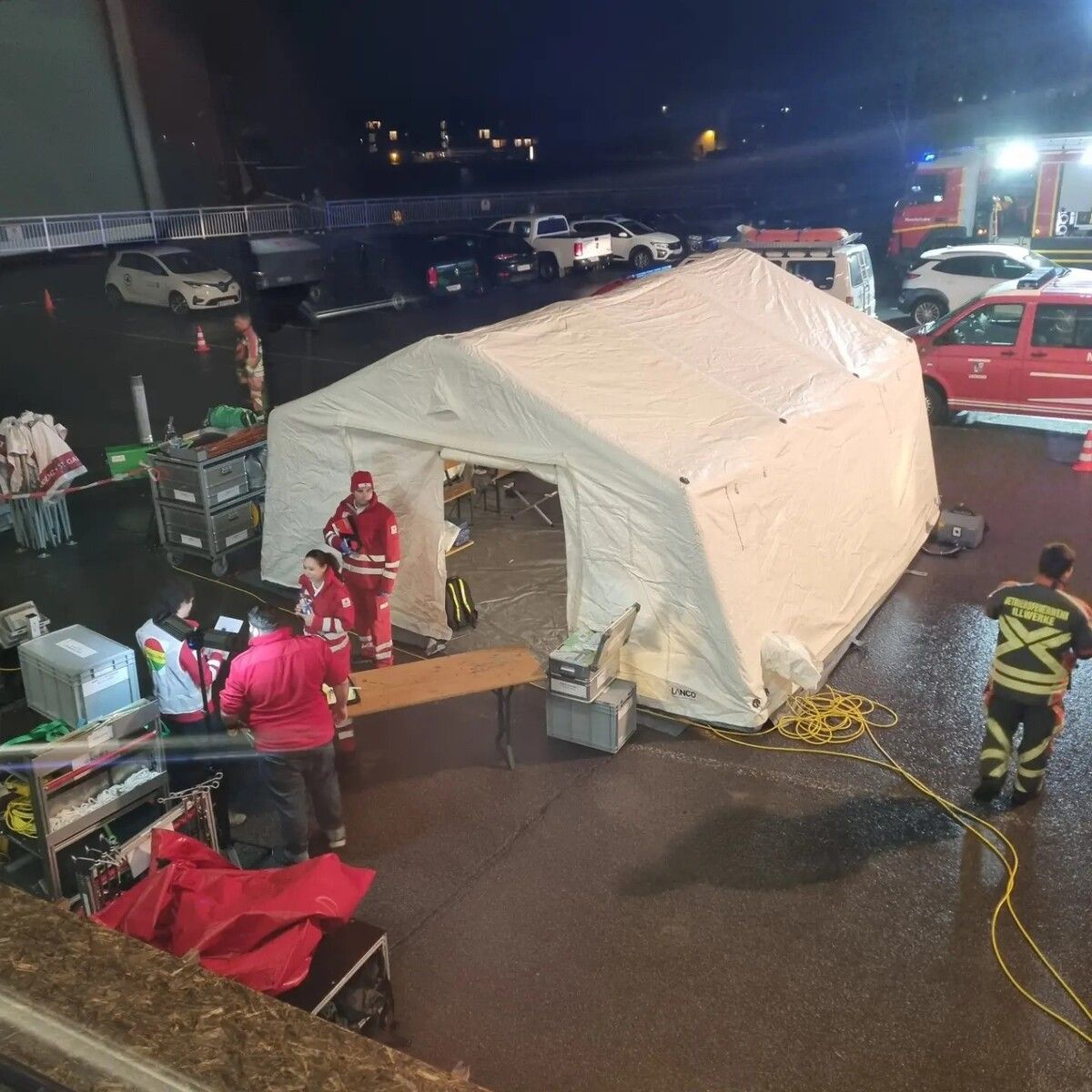 Das Rote Kreuz alarmierte alle verfügbaren Kräfte.