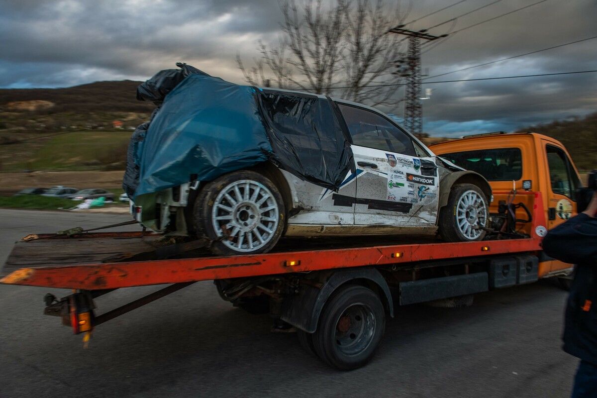 Das Unglücksauto wurde abtransportiert.Apa