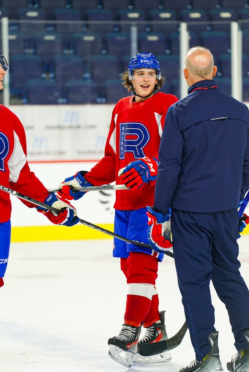 David Reinbacher im Gespräch mit Rocket-Co-Trainer Kelly Buchberger.Rocket de Laval (2), Steurer