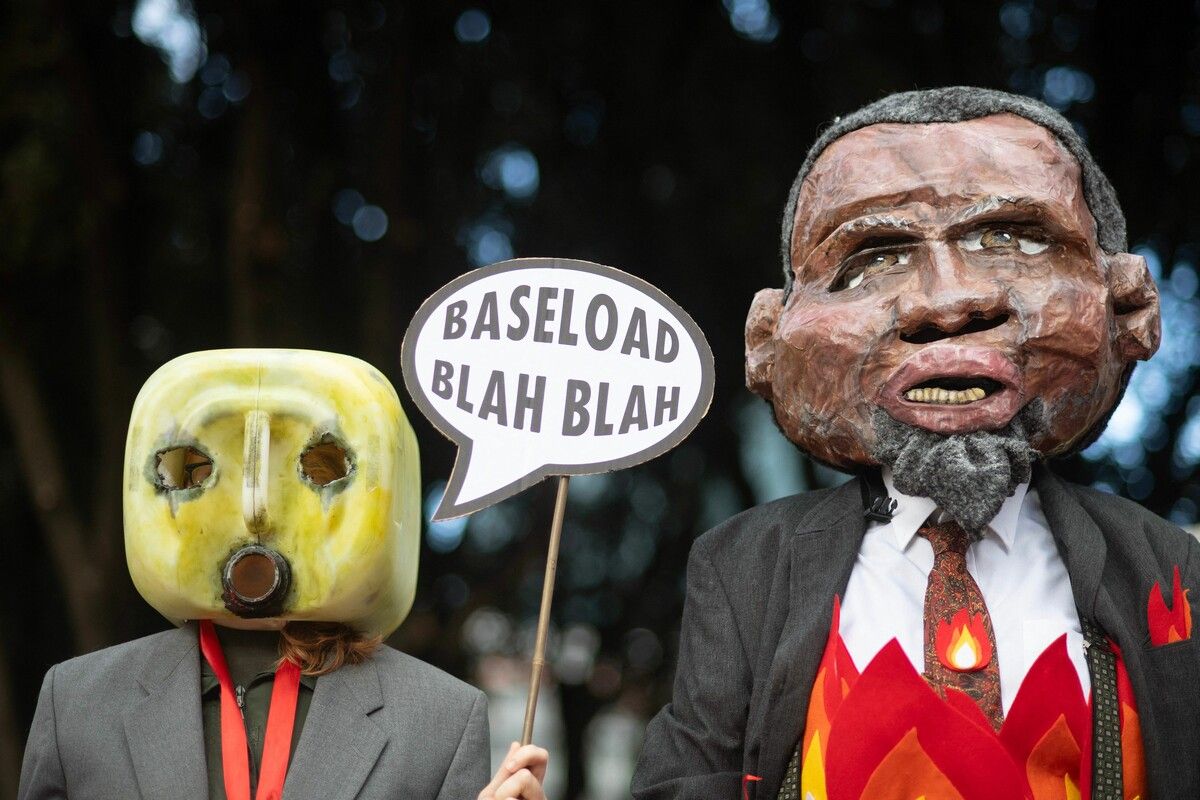 Demonstranten parodieren in Kapstadt den südafrikanischen Minister für Bodenschätze und Energie, Gwede Mantashe. AFP