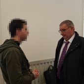 Champagner im Badeanzug versteckt