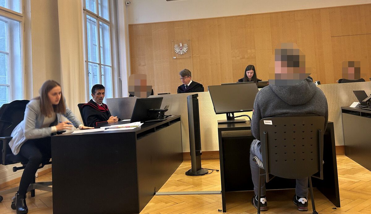 Der Angeklagte (r.) vor dem Schöffensenat in Feldkirch: „Bin schuldig.“ vn/gs