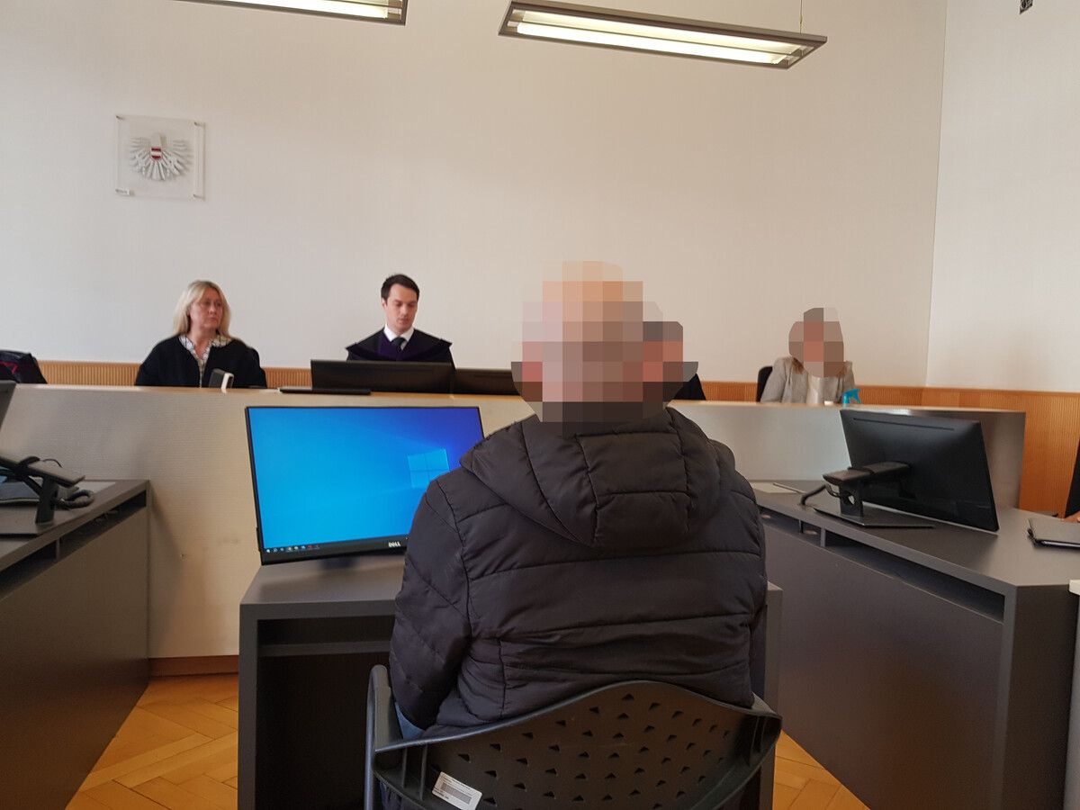 Der Beschuldigte vor Richter Theo Rümmele. ECKERT