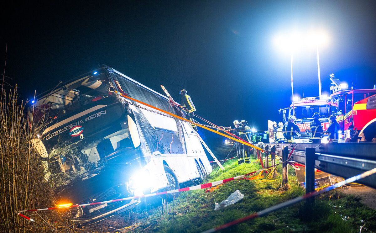 Der Bus ist von der Fahrbahn abgekommen und in einen Straßengraben gestürzt. dpa