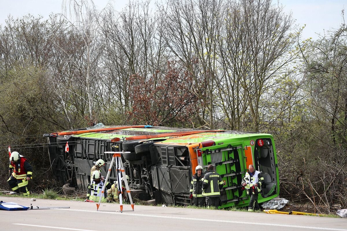 Der Bus kam aus unbekannter Ursache von der Fahrbahn ab und stürzte auf die Seite.dpa