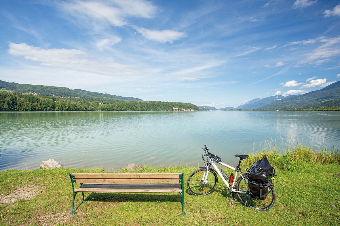 Der Drauradweg bietet ein entspanntes Radfahrerlebnis.Shutterstock