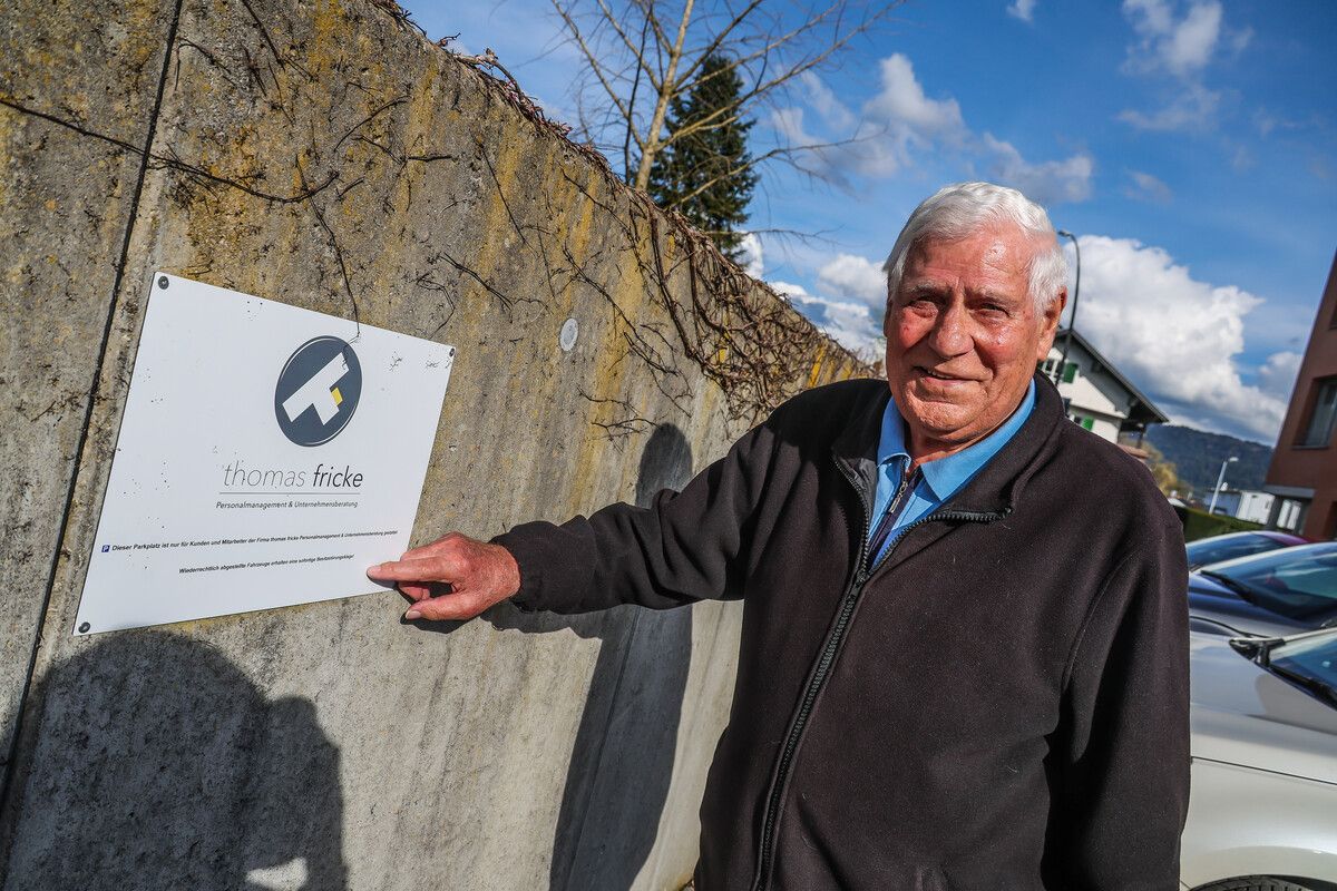 Der Hinweis zur Besitzstörungsklage ist ohne Lupe kaum lesbar. Günter Kampl hat die Geldforderung beglichen, will aber andere vor der Parkfalle in Lauterach warnen. VN/STEURER