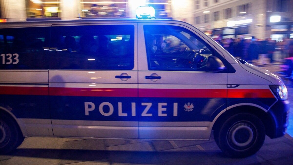 Der junge Raser missachtete nicht nur das Blaulicht der Einsatzwagen. symbol/apa