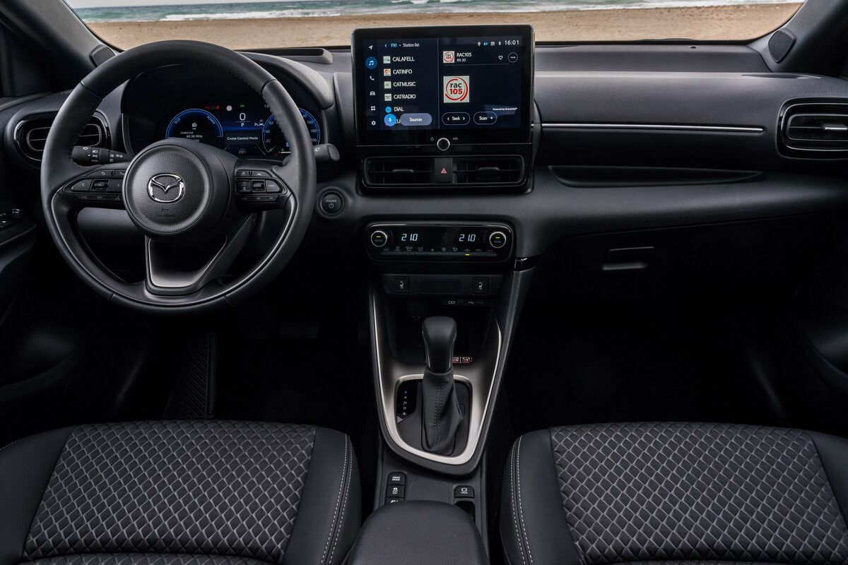 Der Mazda2 Hybrid bekam im Cockpit größere Anzeigen.