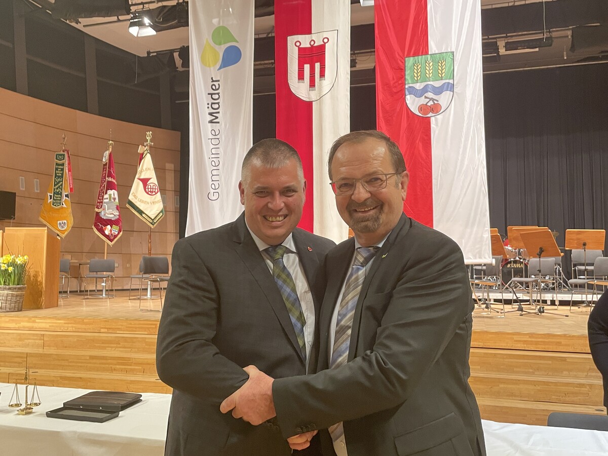 Der neue Bürgermeister von Mäder, Daniel Schuster, mit dem neuen Altbürgermeister Rainer Siegele. VN/Hartmann