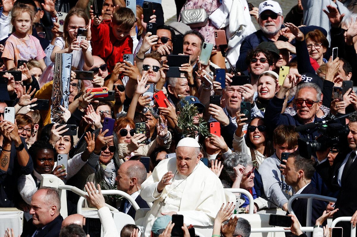 Der Papst fuhr zum Ende des Gottesdiensts mit dem Papamobil über den Petersplatz und grüßte die Menschenmenge. reuters