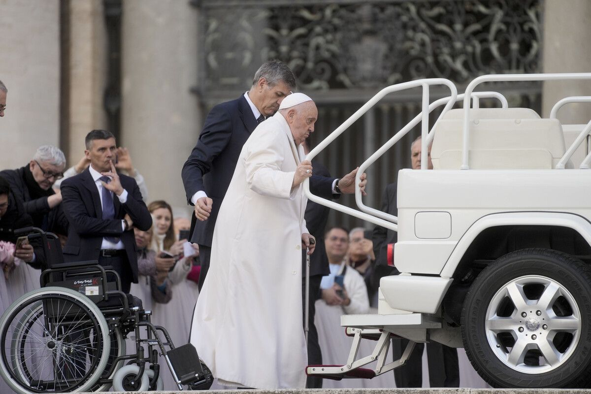 Der Papst wurde nach der Generalaudienz im Rollstuhl vom Petersplatz gefahren. AP
