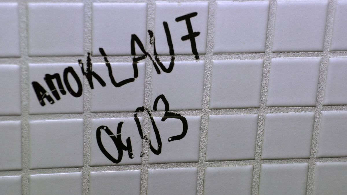 Der Schriftzug wurde an die Wand eines Mädchen-WC geschrieben. M. Shourot