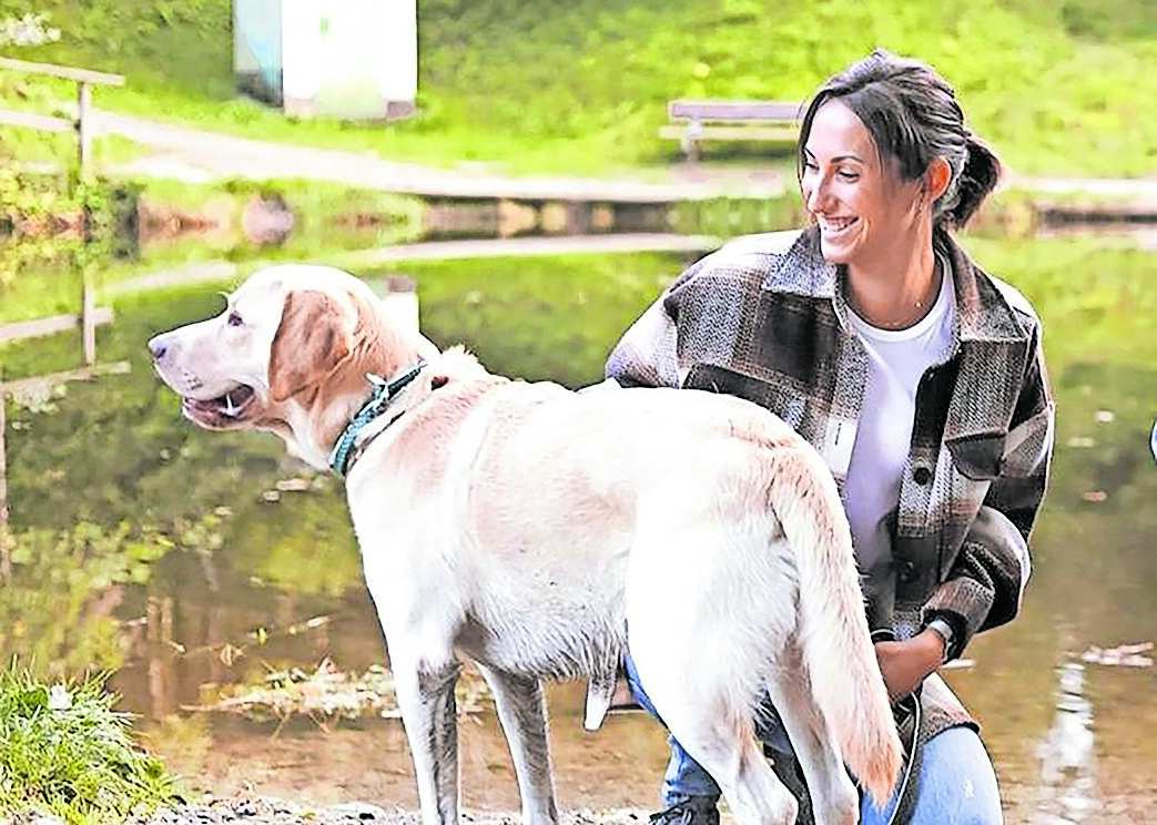Désirée Alge mit ihrem Hund Sammy.