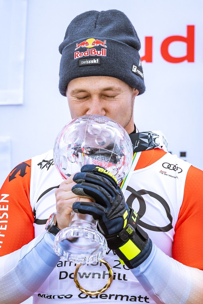 Dicker Kuss für die vierte Kristallkugel in dieser Saison von Marco Odermatt. apa