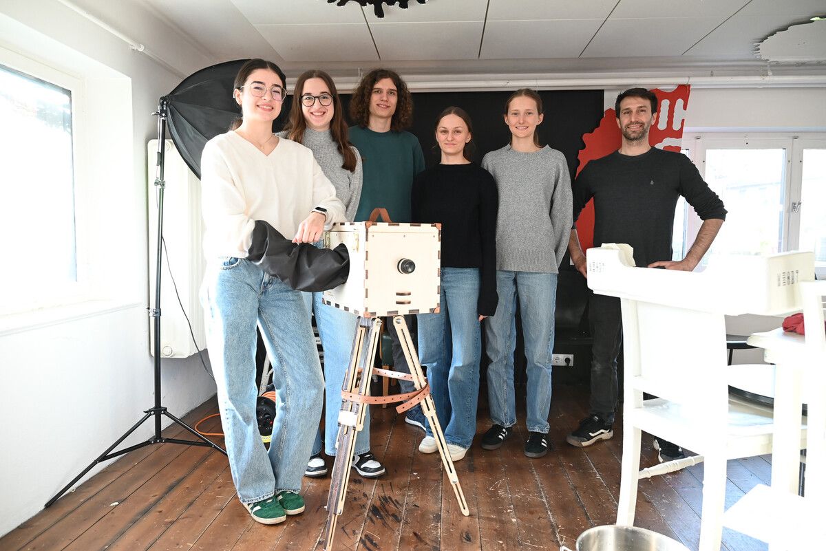 Die analogen Fotografen mit ihrem Lehrer Lukas Wüstner (rechts). bvs (2)