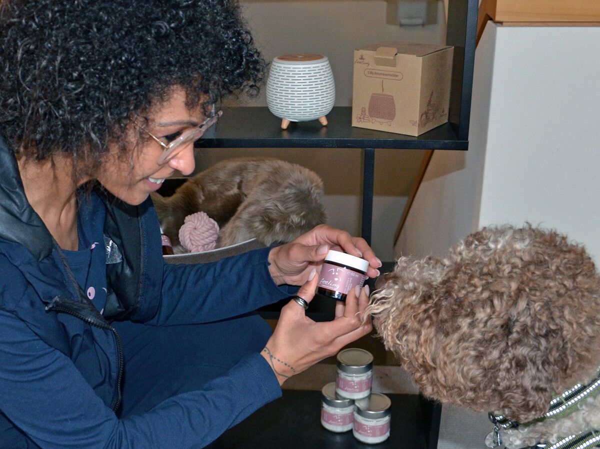Die Aroma-Produkte für Hunde hat Claudia Dobler selbst entwickelt. Die Firma Feeling stellt sie her.  HRJ (3)