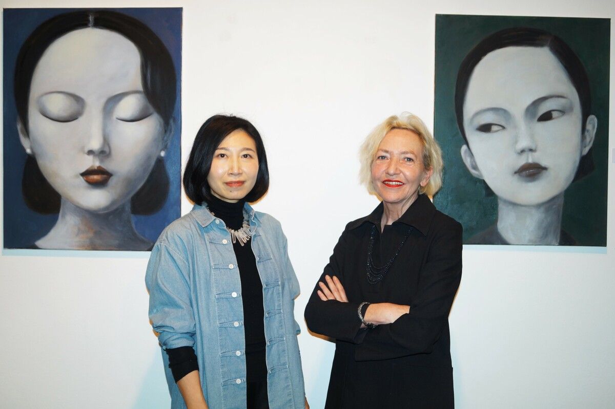 Die chinesische Künstlerin Rong Shang Bai und die Galeristin Sylvia Janschek. YAS (4)