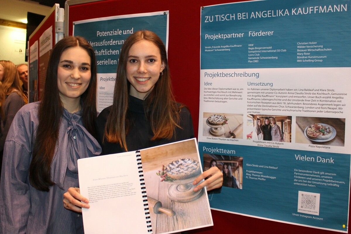 Die Diplomarbeit eines Kochbuchs von Klara Strolz (l.) und Lina Baldauf führt zu einer Erstauflage von 1.000 Exemplaren. STP (3)